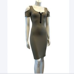 HEART & HIPS fitted short sleeve olive green dress. Front buttons.